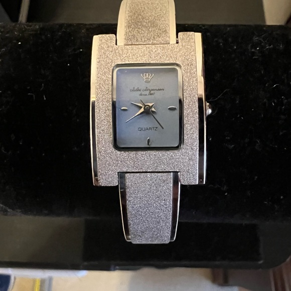 Jules Jurgenson Vintage Woman’s Bracelet Quartz watch - Picture 3 of 6